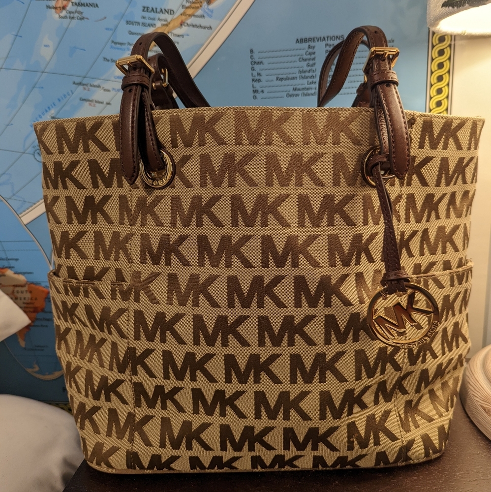 Authentic Michael Kors Jet Set Tote W Side Pockets